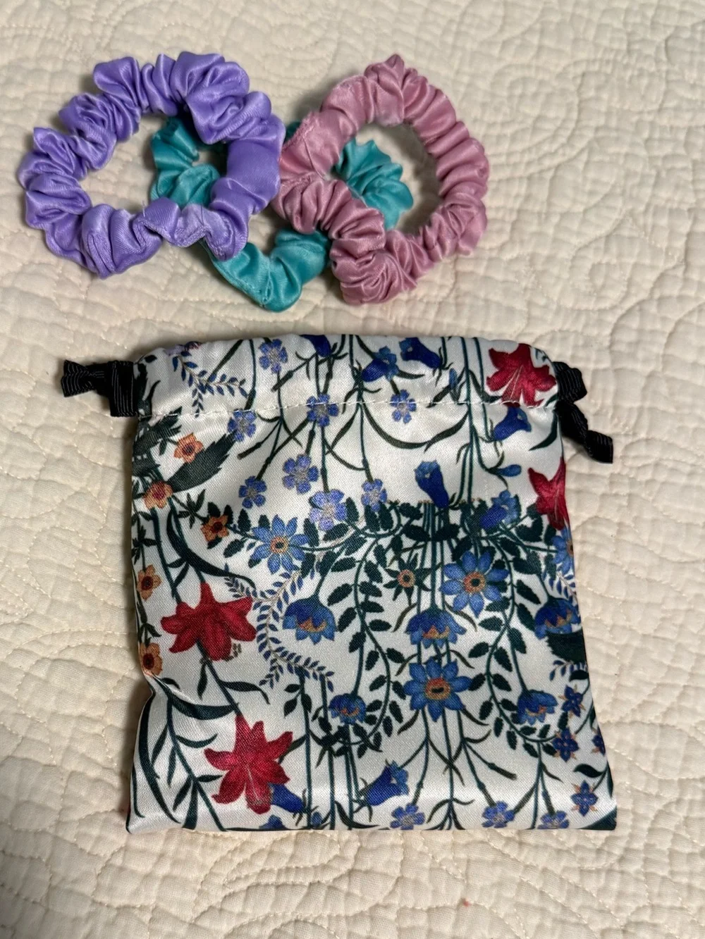 Gucci Beauty small dust bag with three unbranded Scrunchies!